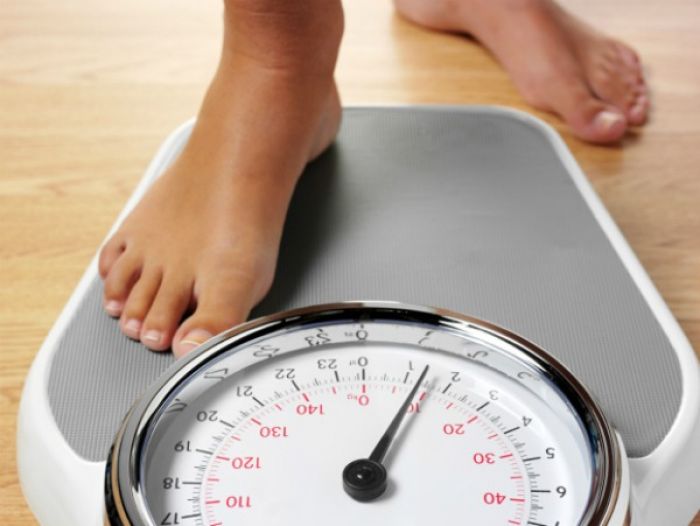 Sụt cân không rõ nguyên nhân là triệu chứng thường gặp khi bị cường giáp.jpg